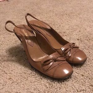 Tan vintage look strap heel pump